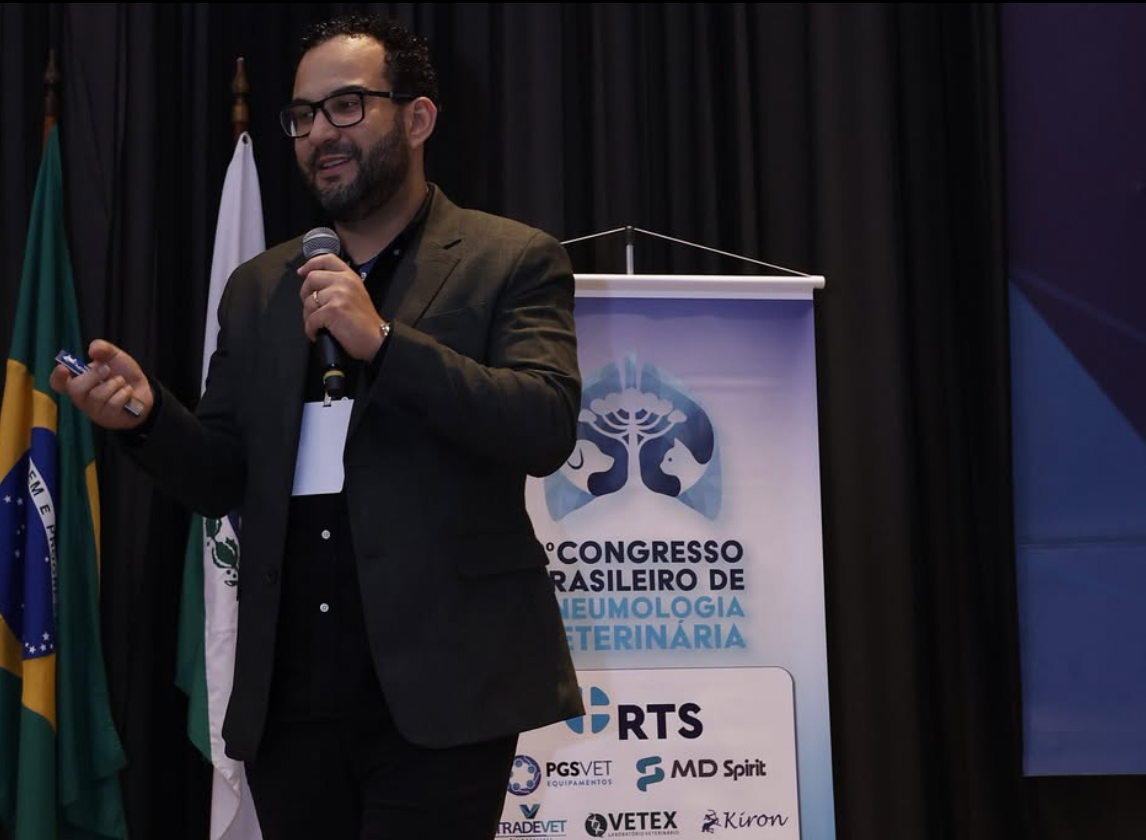 Fotografia original de Guilherme Coelho palestrando em congresso veterinário